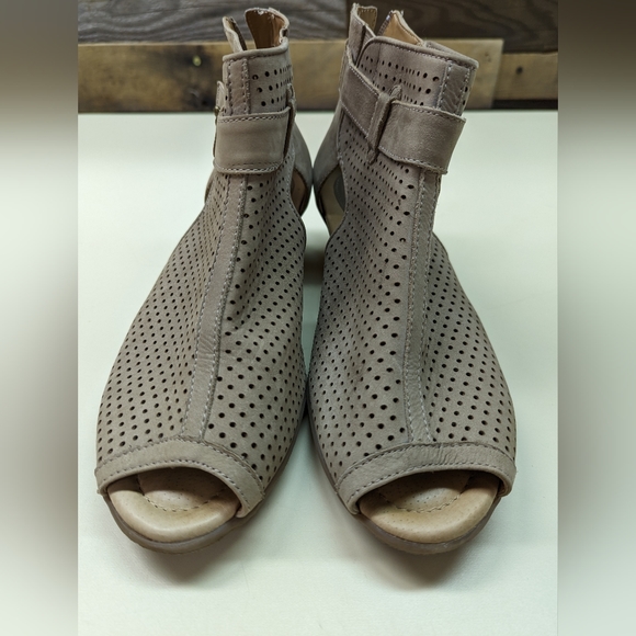 Earth Shoes Intrepid bootie 9.5 taupe tan - Picture 3 of 8